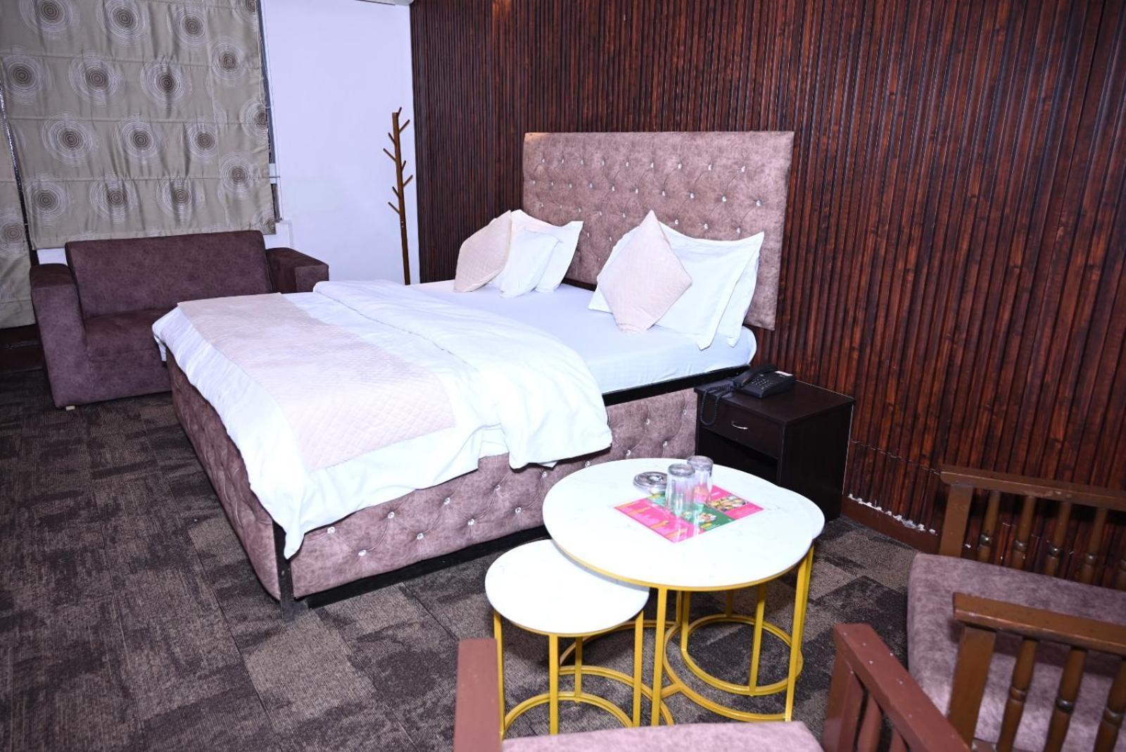 Hotel Kuber Rāi Zewnętrze zdjęcie