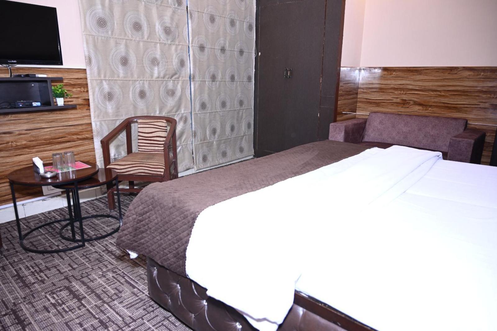 Hotel Kuber Rāi Zewnętrze zdjęcie