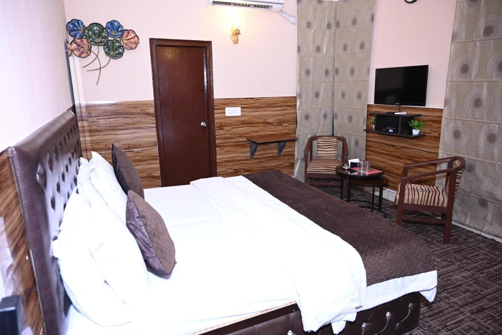 Hotel Kuber Rāi Zewnętrze zdjęcie