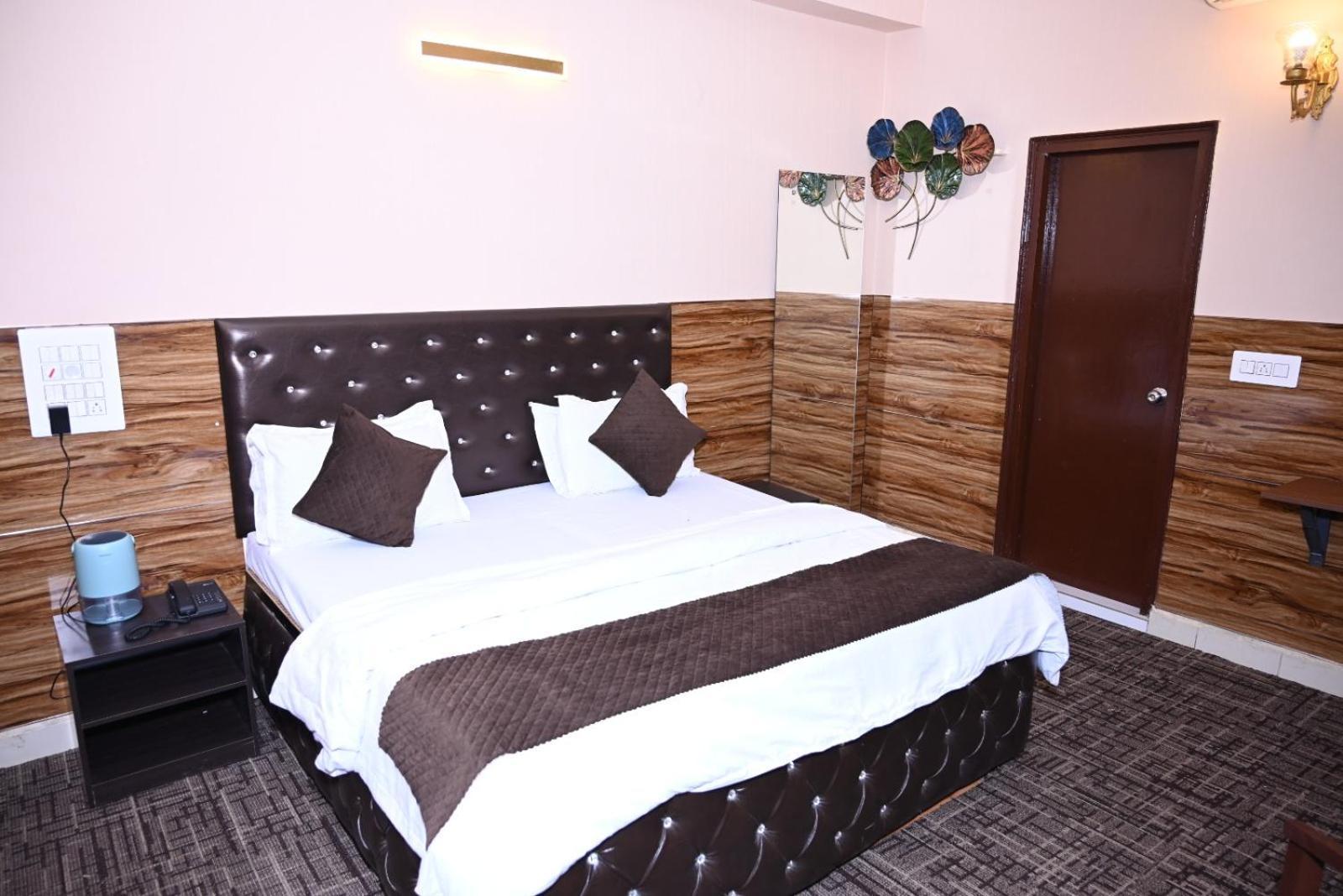 Hotel Kuber Rāi Zewnętrze zdjęcie