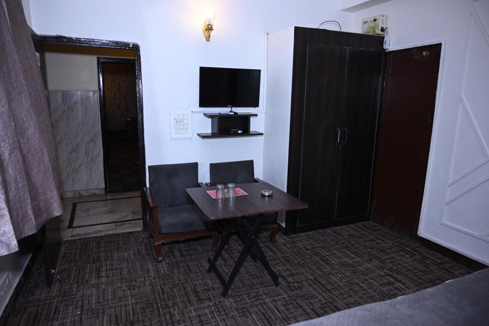 Hotel Kuber Rāi Zewnętrze zdjęcie