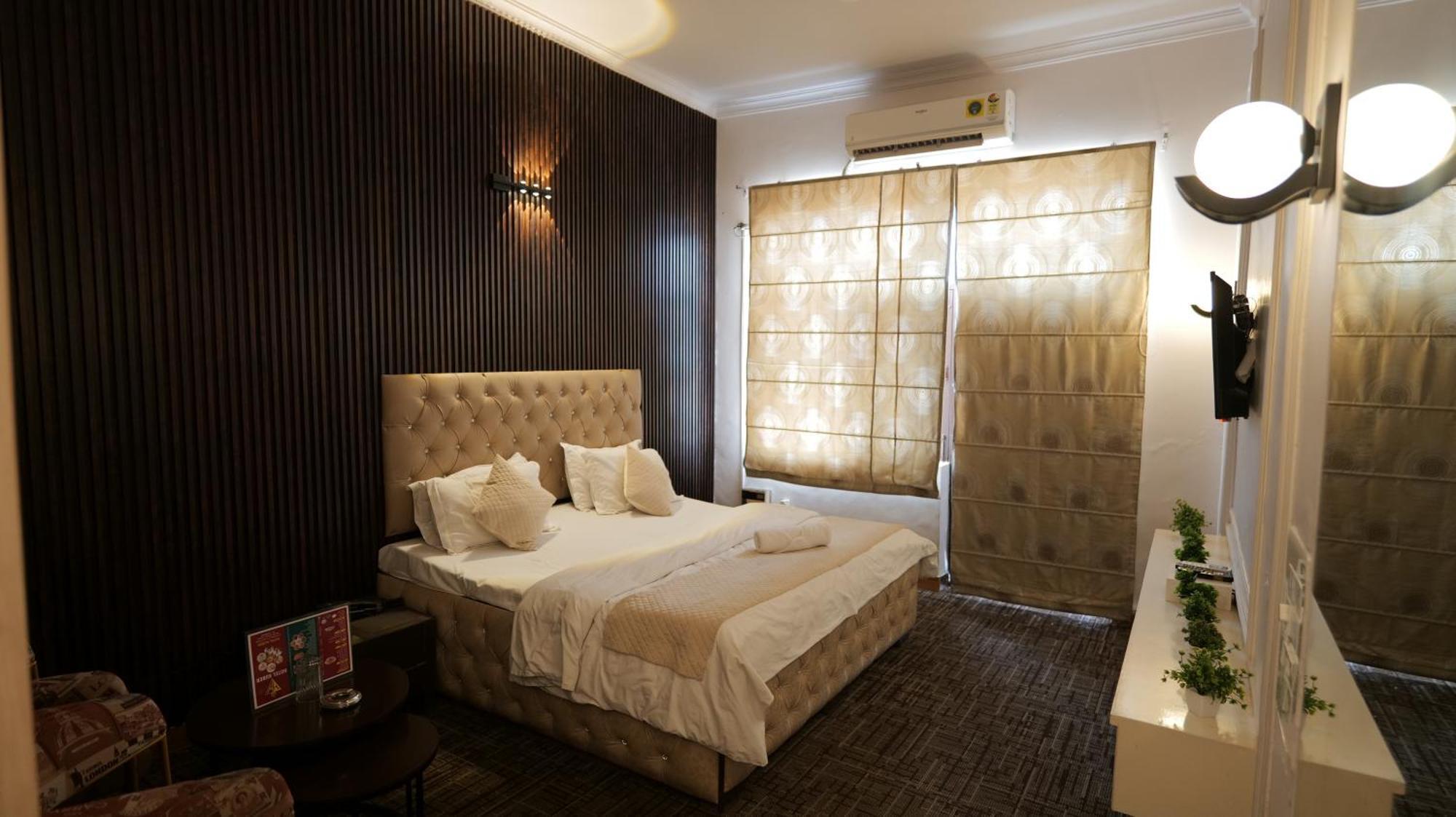 Hotel Kuber Rāi Zewnętrze zdjęcie