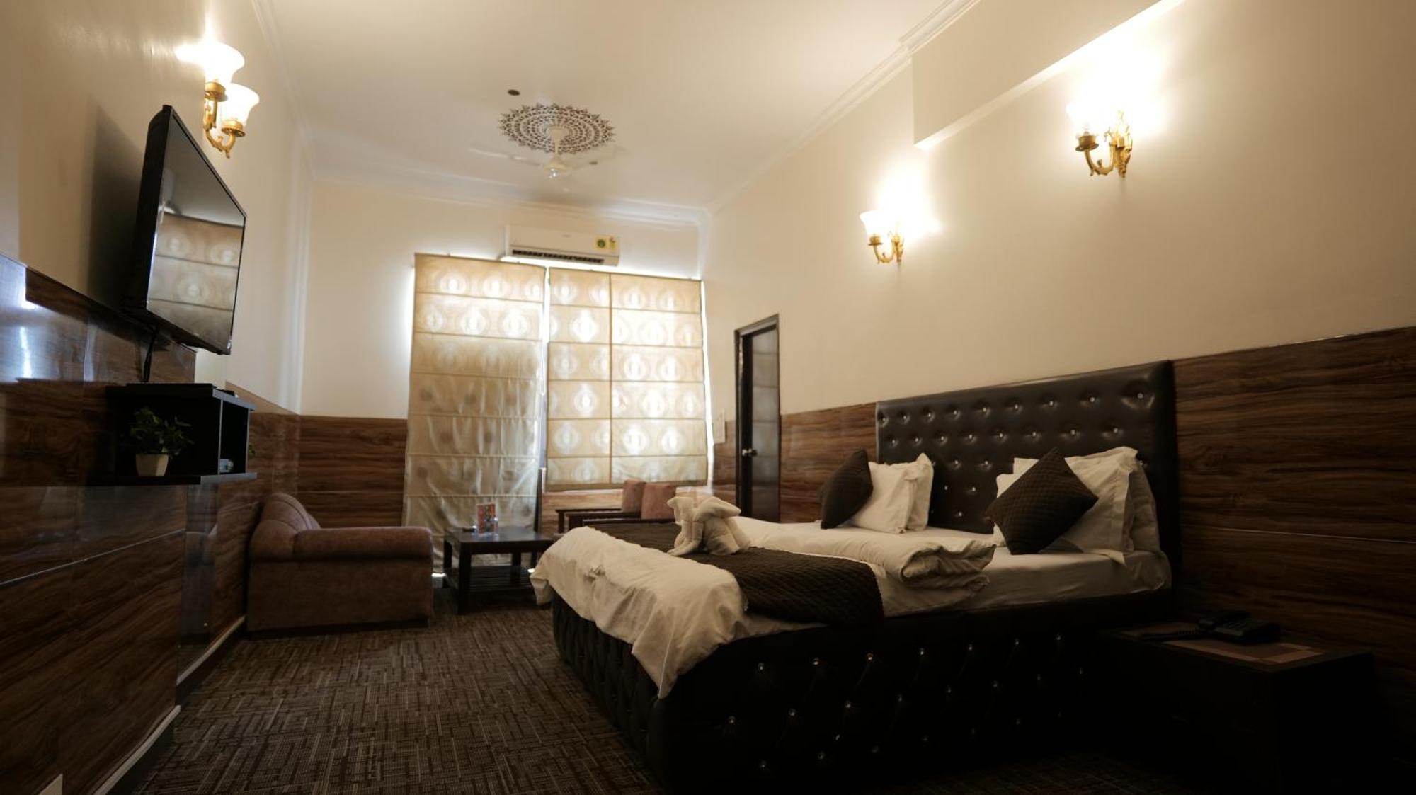 Hotel Kuber Rāi Zewnętrze zdjęcie